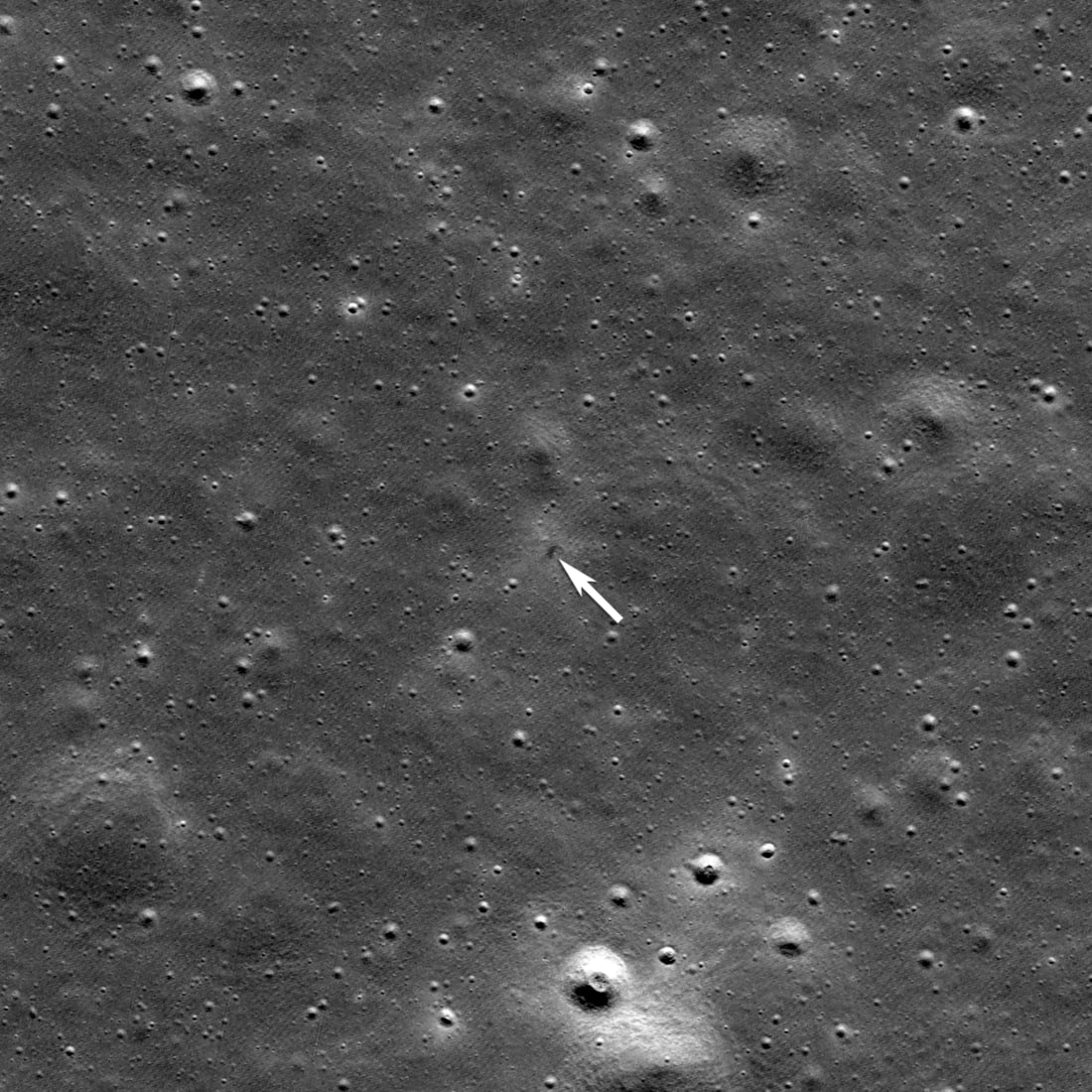 Находящийся на лунной орбите аппарат LRO сфотографировал место посадки японского зонда Resilience. Как и предполагалось, что фото оказался характерный след, сформировавшийся во время его удара на большой скорости о поверхность Луны. Напомним, что Resilience садился на Луну 5 июня. Все выглядело очень перспективно, но буквально за пару минут до планируемой посадки связь с аппаратом внезапно прервалась. Позже причиной аварии назвали задержку в получении данных от лидара, показывавших расстояние до поверхности. Из-за этого Resilience не успел затормозить и разбился.