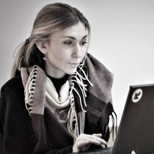 Украинскую журналистку Викторию Рощину посмертно наградили орденом Свободы  «Она уже была в списках на обмен. Россия обязалась ее освободить, но не сдержала своего слова. <...> Сегодня мы чествуем Викторию Рощину посмертно. За непоколебимую веру в то, что свобода преодолеет все. Почет и светлая память», — написал президент Украины Владимир Зеленский.  27-летняя Рощина попала в плен России в августе 2023 года, когда отправилась делать репортажи на оккупированные территории. Кто именно задержал девушку, неизвестно. Сначала журналистку держали в заключении в Энергодаре и Мелитополе, а позже ее в критическом состоянии перевели в подконтрольное ФСБ СИЗО-2 Таганрога. Там ее пытали током.   Только в мае 2024 года Россия впервые подтвердила, что удерживает журналистку. В августе 2024 года Виктории Рощиной позволили позвонить отцу. Та рассказала семье, что ее готовят к обмену в сентябре. О гибели Рощиной стало известно в октябре 2024 года. Из опубликованного известия о смерти следует, что она умерла 19 сентября.  Труп журналистки отдали Украине в рамках обмена в феврале 2025 года как тело неопознанного мужчины. Перед возвращением у нее удалили часть внутренних органов. На теле погибшей были выявлены многочисленные признаки пыток и жестокого обращения.   Подписаться на «Новую-Европа»