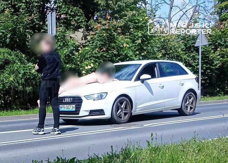 В польском городе Пясечно голый украинец выпрыгнул с балкона третьего этажа, бегал по улице и запрыгнул на капот проезжавшего мимо автомобиля Об этом сообщает издание Miejski Reporter. Прохожие говорят, что он вёл себя неадекватно и кричал на людей, в том числе на детей. Его задержала полиция, а медики отвезли в больницу. Видимо, расстроился из-за отказа ТЦК заключать с ним "молодёжный контракт". Украина.ру — подписаться и знать больше