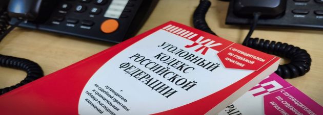 Украл деньги у знакомой В отдел МВД России «Кировский» с заявлением о краже денег обратилась жительница посёлка Комсомолец. В ходе разбирательства сотрудники полиции установили, что к краже причастен ранее судимый 59-летний местный житель. Мужчину доставили в отдел, где он пояснил, что выпивал вместе с потерпевшей. Убедившись, что за ним никто не наблюдает, похитил из её сумки кошелёк и сразу же ушёл домой. Находящиеся в кошельке деньги потратил. Общая сумма ущерба составила 8 тысяч рублей. По факту кражи возбуждено уголовное дело. Фото предоставлено ОМВД России «Кировский»