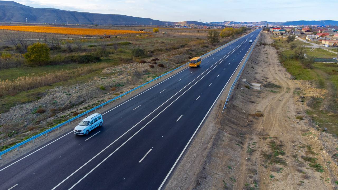 Более 62 км дорог переведены за последние годы на четырехполосный режим. Планируется расширить еще 100 км, сообщил Сергей Меликов. Это позволит разгрузить маршруты на проблемных участках вблизи городов, повысить безопасность дорожного движения, улучшить экологическую обстановку и сократить время в пути между населенными пунктами. «В 2024 году завершено проектирование строительства трех подъездных дорог к всесезонному туристско-рекреационному комплексу «Каспийский прибрежный кластер», а также подъездной дороги к Махачкалинскому морскому торговому порту общей протяженностью 6,2 км. В границах республики продолжается проектирование и строительство автодорожных обходов Хасавюрта, Дербента и Махачкалы»,— отметил глава республики.