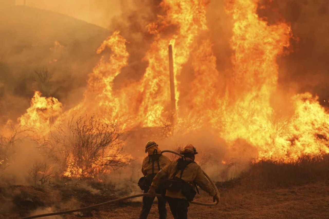 Пожар «Canyon Fire», вспыхнувший к северу от Лос-Анджелеса, за несколько часов распространился на площадь более 2,3 квадратных миль. Тысячи людей эвакуироваться      #азербайджанагрессор