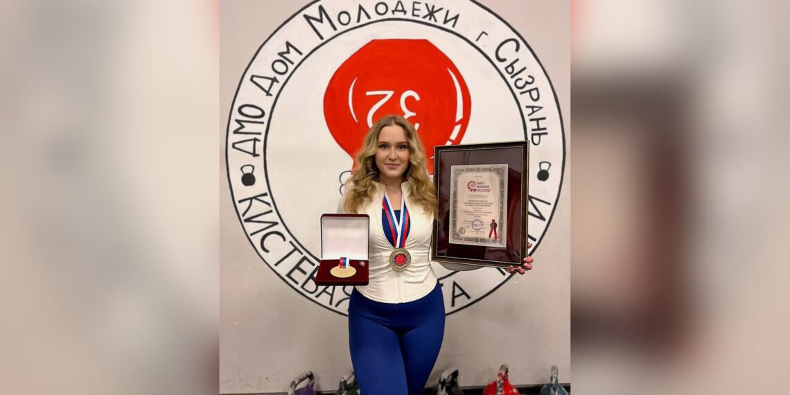 Анастасия Воробьёва из Сызрани вошла в Книгу рекордов России по гиревому спорту Сызранская спортсменка Анастасия Воробьёва вошла в Книгу рекордов России подняв 16 килограммовую гирю 450 раз на кистевой тяге Ранее её рекорды составляли 428 и 447 подъёмов Тренер отметил её волю и трудолюбие В 2025 году она завоевала три титула на чемпионате мира по гиревому триатлону   oboz info anastasiya vorobyova iz syzrani voshla v knigu rekordov rossii po girevomu sportu