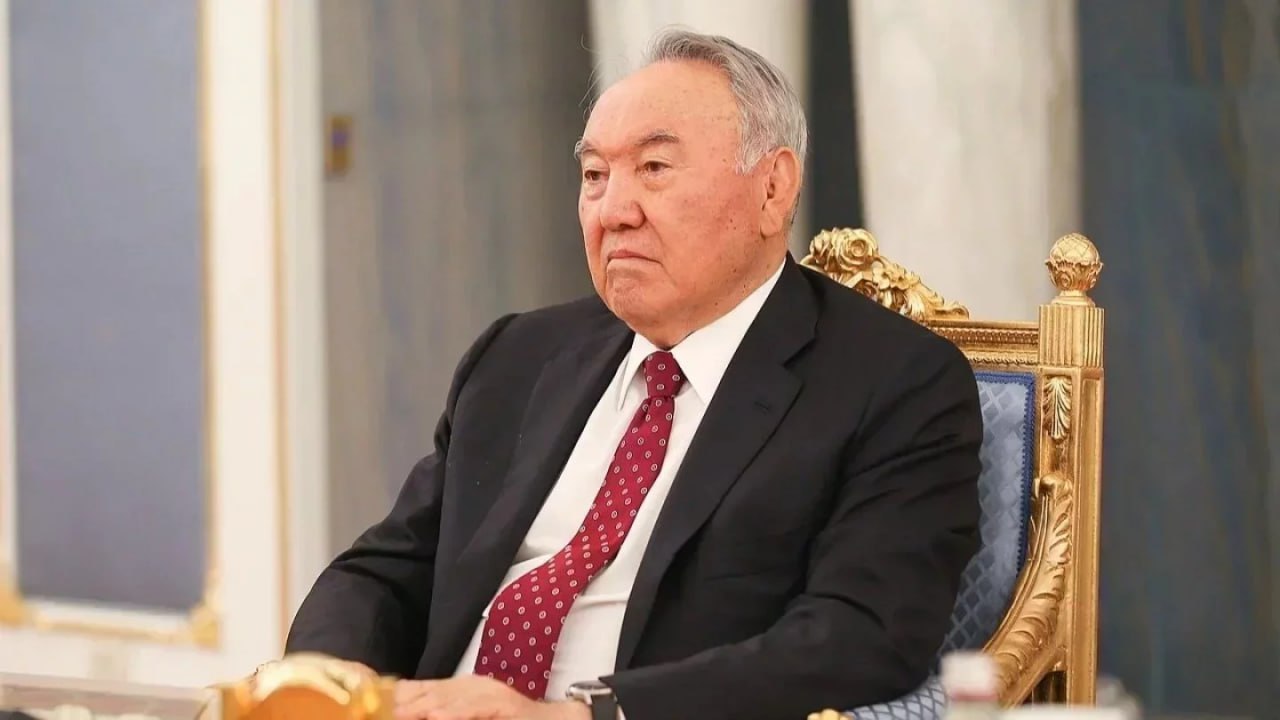 Назарбаевы хотели купить виллу на Лазурном берегу Франции но жила там Кабаева российский олигарх Бывший совладелец Газпромнефти Шалва Чигиринский рассказал что окружение Нурсултана Назарбаева пыталось купить для него роскошную виллу на Лазурном берегу Франции За виллу которая раньше принадлежала олигарху предлагали полмиллиарда долларов В интервью Юрию Дудю бизнесмен поделился что недвижимость расположена на Лазурном берегу Поместье занимало 3 2 гектара в главном доме 15 спален в гостевом ещё шесть В вилле были два бассейна вертолётная площадка и бомбоубежище которое позже превратили в винный погреб Мне предлагали за неё намного больше чем в итоге заплатил Газпром Оценка доходила до полумиллиарда долларов Люди Назарбаева хотели купить её для него как летнюю резиденцию Им была нужна вертолётная площадка два бассейна и большое количество спален Таких вилл просто нет заявил Чигиринский Контекст Шалва Чигиринский приобрёл виллу в 2001 году за 14 5 млн долларов у семьи бывшего диктатора Заира Сесе Секо Вложил ещё 25 млн долларов в реставрацию и в 2009 м продал Газпромнефти примерно за 70 миллионов долларов После этого как писали французские СМИ в доме жила российская гимнастка Алина Кабаева Сейчас вилла сдаётся в аренду но её арестовали во Франции в рамках дела об отмывании денег Сегодня депутат потребовал проверить активы и недвижимость сына Болата Назарбаева Нурбола Назарбаева Фото Council gov ru Wikimedia Commons CC BY 4 0 t me orda kz