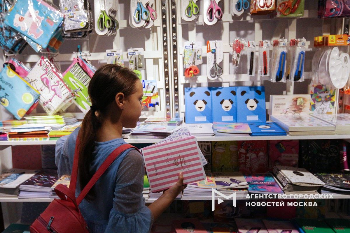 1 2 3 4 Ценник минимального школьного набора в Москве вырос за год на 8% и достиг 16,7 тысячи рублей. Об этом Агентству «Москва» рассказали в аналитическом центре «Чек индекс» компании «Платформа ОФД». «Москва»