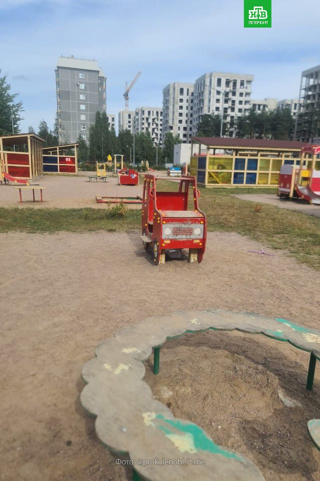 В Сертолово четырехлетняя девочка во время прогулки в детском саду упала с горки. Ребенок получил травмы.  Инцидент случился на детской площадке. Воспитательница призналась следователям, что недоглядела за ребенком. Следком возбудил уголовное дело об оказании небезопасных услуг, повлекших тяжкий вред здоровью.  По данным следствия, у девочки закрытая черепно-мозговая травма, перелом затылочной кости, ушиб мозга.   -Петербург   Буст канала
