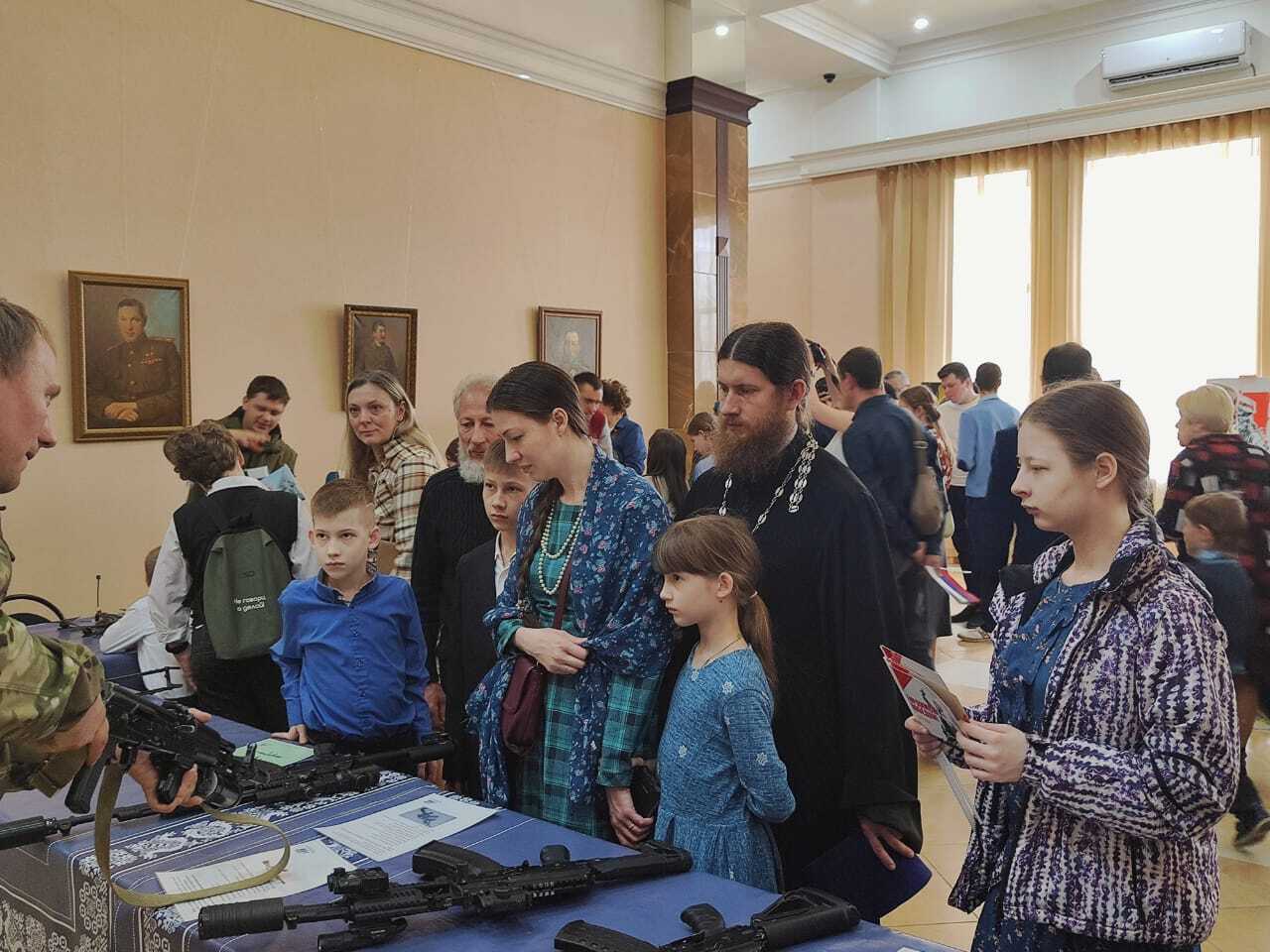 12 мая в Рязанской областной филармонии состоялся форум «Рязанская семейная Губерния», приуроченный к Международному дню семьи. Форум собрал множество гостей, среди которых были многодетные семьи, представители трудовых династий, семьи участников СВО. От Касимовского округа в нем приняли участие семьи Уляшиных, Кауркиных, Касимовых, Калининых. В числе награждаемых была семья Уляшиных. Заместитель председателя правительства Рязанской области Наталья Суворова вручила Дмитрию Олеговичу и Елене Анатольевне Уляшиным почетный знак «Родительская доблесть». Эта награда присуждается за особые заслуги в воспитании детей и поддержании семейных традиций. Поздравляем семью Уляшиных с заслуженной наградой! Ваши усилия по созданию крепкой и счастливой семьи служат прекрасным примером для всех. #КасимовскийМуниципальныйОкруг