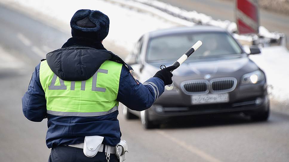 Со следующего года вырастут некоторые штрафы за нарушение правил дорожного движения  Согласно принятым Госдумой поправкам в КоАП, штрафы увеличатся за:    непристегнутый ремень  штраф составит 1,5 тысячи рублей    проезд на красный свет  штраф составит 1,5 тысячи рублей    повторное игнорирование запрещающего сигнала светофора  штраф составит 7,5 тысяч рублей    управление транспортным средством в состоянии опьянения  штраф составит 40 тысяч рублей    превышение скорости  штраф составит от 750 до 7,5 тысяч рублей  и другие.  Также с 1 января 2025 года новые поправки в КоАП вносят изменения в порядок выплаты штрафов. Льгота по уплате штрафа будет действовать первые 30 дней со дня вынесения постановления  а не 20, как сейчас , но «скидка» составит уже не 50, а 25%.