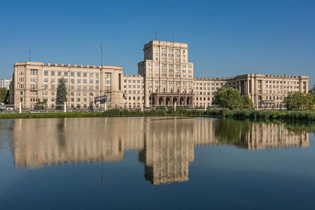 Филиал университета Баумана откроют в Ташкенте в следующем году В Ташкенте с 2026 2027 учебного года откроется филиал Московского государственного технического университета имени Николая Баумана Документ об открытии подписал президент Узбекистана Шавкат Мирзиёев Филиал будет готовить высококвалифицированных специалистов с глубокими научно техническими знаниями способных применять инновационные подходы в инженерной сфере Также здесь будут проводиться фундаментальные и прикладные научные исследования в области инженерии Прием студентов будет осуществляться как на государственные гранты так и на контрактной основе Telegram Facebook Instagram LinkedIn Сайт