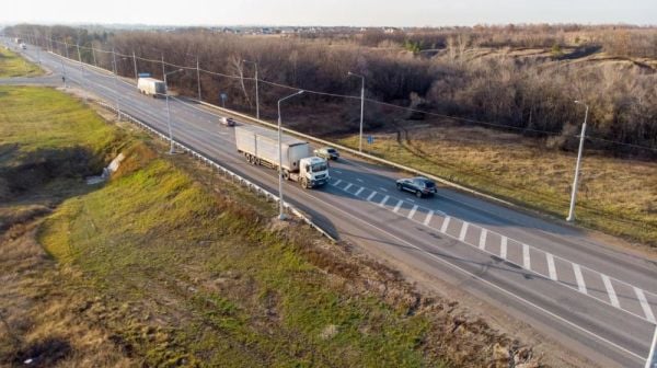 Нейросеть вычислила более 600 водителей с перегрузом на воронежских трассах     Благодаря нейросети, в Воронежской области оштрафовали более 600 водителей с перегрузом. Более чем на 200 млн рублей были выписаны штрафы нарушителям. Задача нейросети заключается в том, чтобы определить нарушителя, который попытался скрыть факт перегруза на пункте весогабаритного контроля. Водители часто закрывают, замазывают или вовсе снимают номера перед «взвешиванием».  ↗  Прислать новость   Подписаться