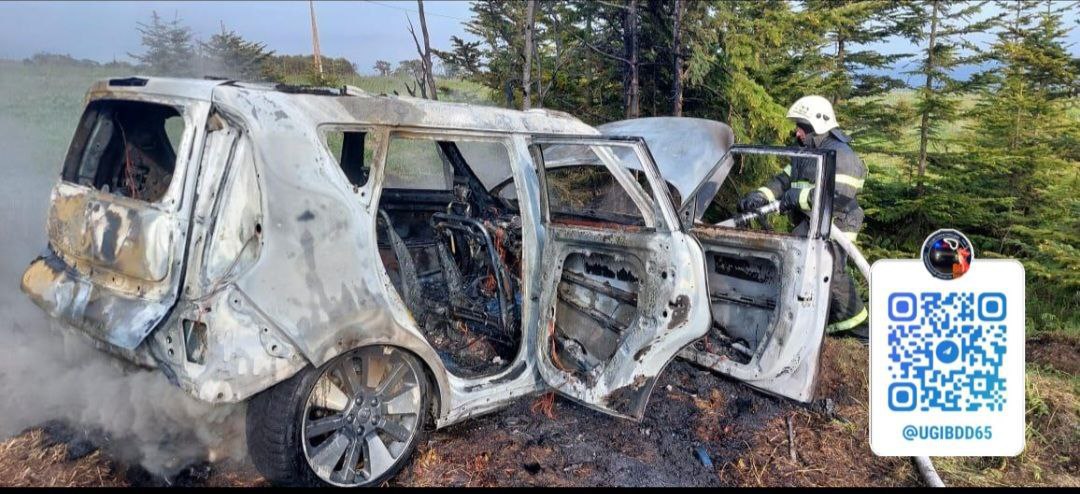 В Корсаковском районе автомобиль полностью сгорел в ДТП Авария произошла вчера вечером. Предварительно, 51-летняя водитель Kia Soul не справилась с управлением и съехала с дороги, после чего автомобиль загорелся. Женщина-водитель получила травмы. Проводится проверка. Фото: SakhalinMedia Прислать новость