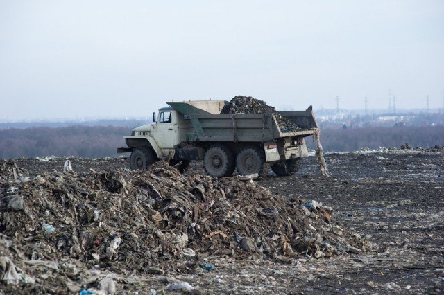 Запуск очистных сооружений на полигоне под Советском перенесли на два месяца.  Ввести оборудование в эксплуатацию планировали в октябре. Сейчас специалисты ведут подготовительные работы по замене очистных сооружений на полигоне в Барсуковке. По данным регионального Минприроды, площадка под оборудование уже готова.  «Профильным министерством оказывается содействие по их доставке в Калининградскую область, учитывая географическое положение региона и логистические сложности по доставке грузов. Рассчитываем, что очистные будут введены в эксплуатацию уже через два месяца», — сообщили в министерстве.