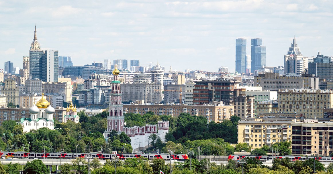 Самый долгий срок продажи квартиры в Москве 8 лет В регионах квартиры находят новых владельцев в среднем за четыре месяца но центр Москвы как обычно живет по своим правилам Интересной статистикой поделились аналитики ЦИАН Быстрее всего сделки проходят в Красноярске в среднем за 105 дней За ним следуют Ижевск 106 дней и Оренбург 108 дней В целом по стране срок экспозиции составляет около 130 дней Самый показательный случай вечного ожидания по словам аналитиков это квартира в премиальном ЖК внутри Садового кольца Она провела в базе целых восемь лет чтобы наконец быть проданной за 153 млн рублей Конечно в массовом сегменте в Москве ситуация проще средний срок продажи близок к общероссийскому Дольше всего висят именно дорогие квартиры внутри Садового И на то есть несколько причин Фото Ultraskrip Shutterstock com Fotodom