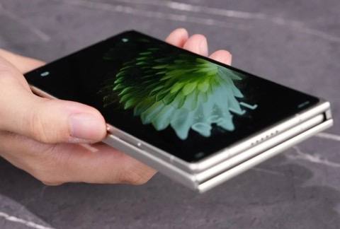 Тройная раскладушка от TECNO — официально представлена  TECNO официально показала PHANTOM Ultimate G Fold — необычную «трикладушку», которой недавно дразнили на тизерах. Теперь есть немного подробностей, и звучит всё как минимум амбициозно.    Экран в развороте — почти 10 дюймов   Толщина в раскрытом виде — 3,49 мм, в сложенном — 11,49 мм   Шарниры двойные: один компактный «каплевидный» складывает часть внутрь, другой — закрывает остальное   Главное — экран при складывании полностью прячется внутри корпуса, без зазоров. Защита от царапин и прочих бед.    Про железо пока мало что известно: TECNO обещает мощный процессор и батарею больше 5000 мАч. Когда и за сколько — пока тишина.    Вопрос только один: доживёт ли до полок магазинов, или останется концептом для WOW-эффекта.  #новости
