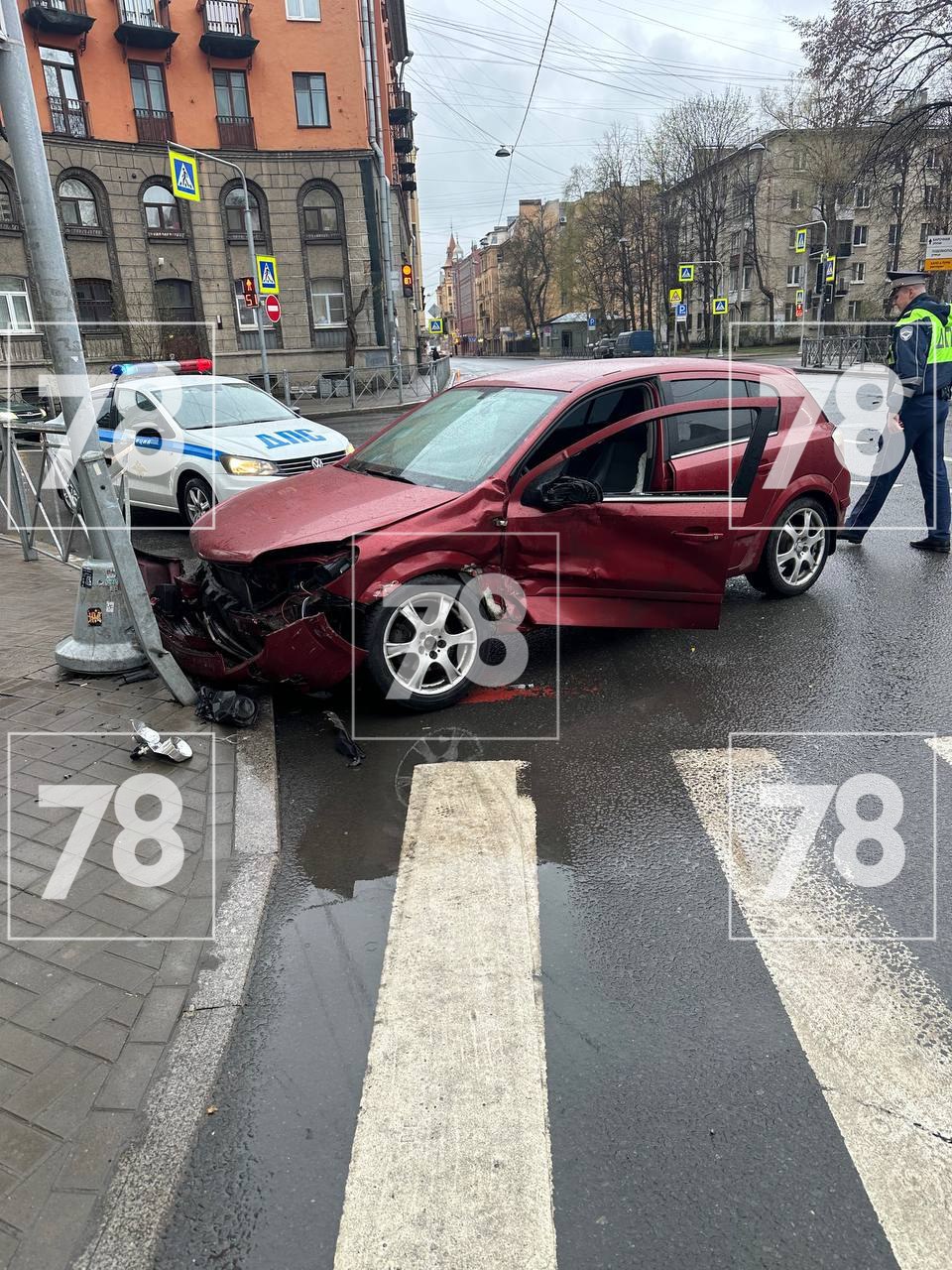Полицейская патрульная машина попала в ДТП в Петроградском районе По информации , столкновение служебного авто с Opel произошло около половины седьмого утра. Правоохранители ехали с мигалками по перекрёстку Большой Зелениной и Корпусной на вызов по групповой драке, но в итоге столкнулись с иномаркой. В результате аварии никто не пострадал. Обстоятельства устанавливаются. Подписаться Прислать новость