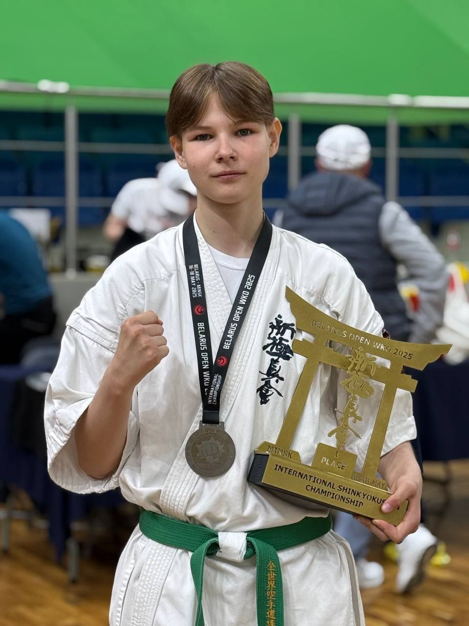 Спортсменка из Краснокаменска стала победителем турнира в Минске Более 700 участников из 14 стран приняли участие в международном соревновании BЕLARUS OPEN WKO по шин кекушинкай в Минске с 16 по 18 мая. ⏺Победителем турнира стала Екатерина Полоненко, о чем сообщил председатель краснокаменской общественной организации «Шин Кекушин каратэ Николай Некрасов. «По итогам состязаний Екатерина выполнила норматив мастера спорта России и завоевала звание победительницы соревнований. Бронзовым призером турнира стала Дарья Аксёнова. Обе спортсменки являются воспитанницами спортивной школы №3 города Краснокаменска. Остальные участники команды — Ярослав Адамец, Дмитрий Макаров и Максим Макаров — достойно провели поединки и в конкурентной борьбе уступили победителям соревнований. Хочется отметить, что у команды высокий потенциал, и в ближайшее время мы услышим немало громких побед и выдающихся спортивных имен», — отметил Николай Некрасов. ⏺Тренерами команды выступили Валерий Кошелев, Владимир Аксёнов и Владимир Былков. «Екатерина занимается киокусинкай с 7 лет. Неоднократный призёр первенств России и международных соревнований. Четыре года подряд входила в списки кандидатов спортивной сборной команды России. Она — кандидат в мастера спорта. Её отличают трудолюбие и целеустремлённость», - отметили тренеры. Подписывайтесь: