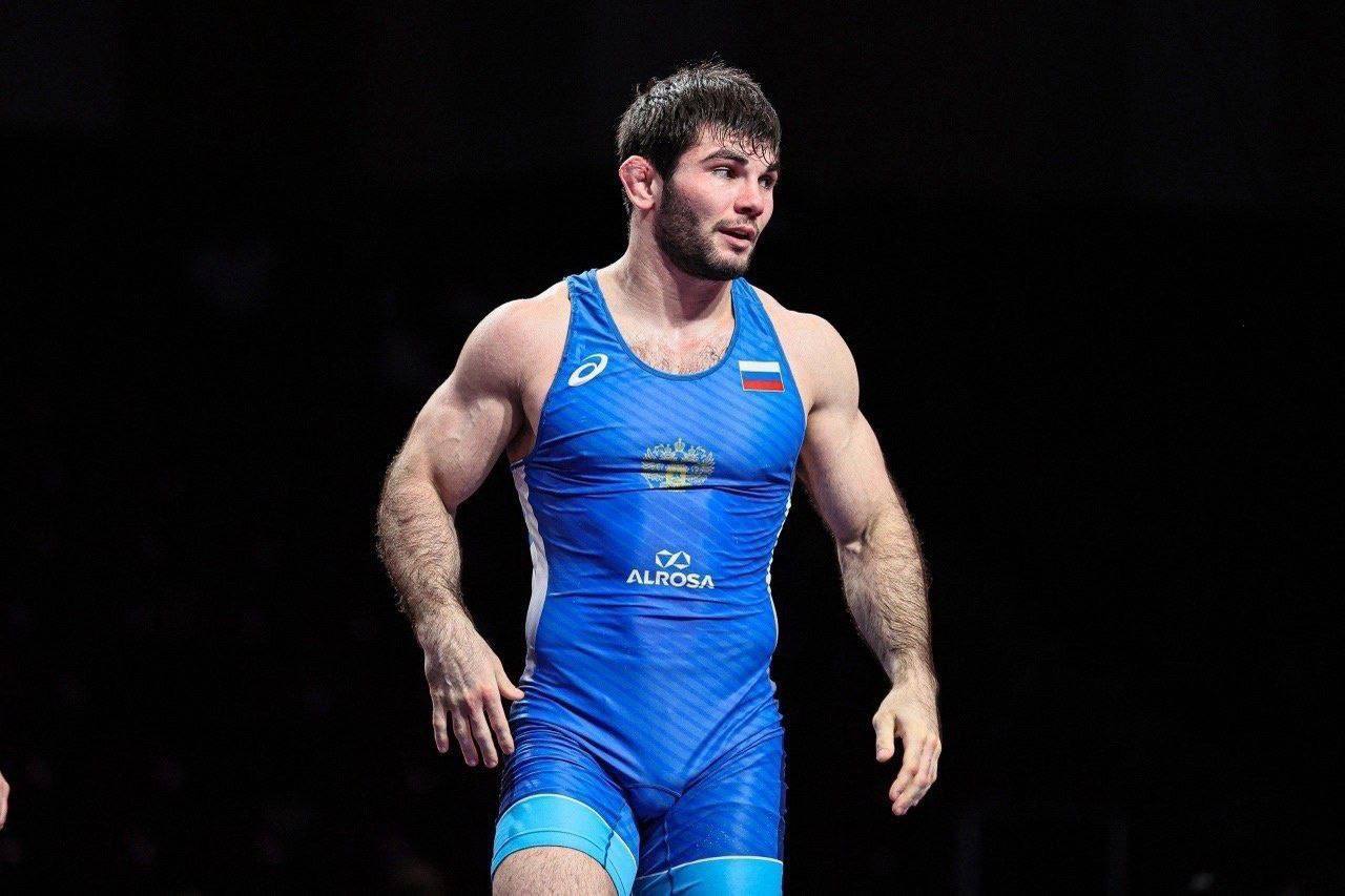 Артур Найфонов и Славик Наниев вышли в финал чемпионата Росиии по вольной борьбе, единственные из осетин На проходящем в Москве чемпионате страны по борьбе завершился первый день турнира среди вольников. В финал пробились только два представителя Осетии. Первым финалистом стал Артур Найфонов в весовой категории до 86 кг. Завтра в схватке за золото ему будет противостоять Ибрагим Кадиев из Дагестана. Чуть позже в весе до 92 кг в финал сумел пробиться и Славик Наниев. В решающем поединке его соперников тоже станет дагестанский спортсмен Аманула Гаджимагомедов. В остальных восьми весовых категориях финалы пройдут без участия осетинских борцов. Всего в чемпионате России стартовало более 40 вольников из Осетии, включая действующего чемпиона мира Давида Баева. Он сенсационно уступил на стадии четвертьфинала, из-за чего не поборется даже за бронзу. Финалы пройдут завтра вечером. ossnews