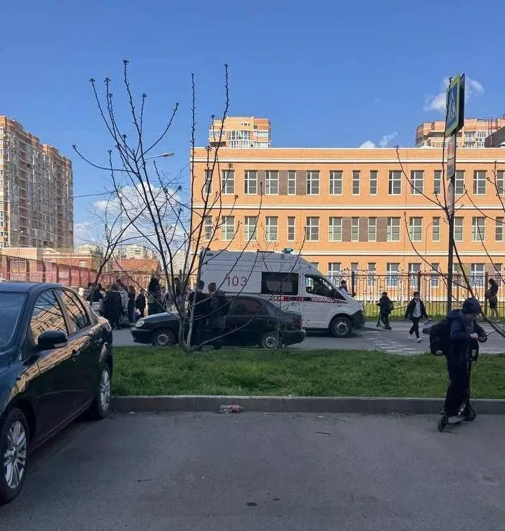 Девятиклассник распылил перцовый баллончик в школе в Краснодаре два ребенка в больнице Инцидент случился в гимназии 18 на проезде Константина Образцова По словам очевидцев юноша распылил баллончик на втором этаже учебного заведения Школьников и учителей вывели на улицу Двух пострадавших детей увезла скорая помощь сообщили в МЦУ Краснодара Сейчас полиция опрашивает нарушителя и его родителей В школе провели санитарную обработку и проветривание tk krd Кубань 24 в MAX