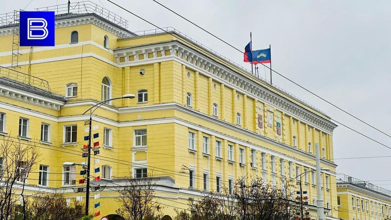 В Мурманской области создадут Молодежное правительство Молодые северяне смогут принимать непосредственное участие в управлении регионом и решении важных социальных и экономических вопросов. Об этом на заседании правительства Мурманской области сообщил губернатор Андрей Чибис. В отборе могут принимать участие граждане России от 18 до 35 лет. Желающим необходимо подать заявку до конца июля на портале "Молодая Арктика". "Суть этой работы, что при обсуждении конкретных тем и значимых вопросов в выработке решений будет участвовать министр Молодежного правительства и приходить в том числе на согласительные совещания ко мне со своей позицией. <…> Крайне важно будет то, что на совещании при принятии решения свою позицию также будет высказывать представитель по данному направлению именно Молодежного правительства. Тем самым мы будем еще внимательнее относиться к запросу молодежи", – отметил Андрей Чибис. Подпишись — Вести Мурман