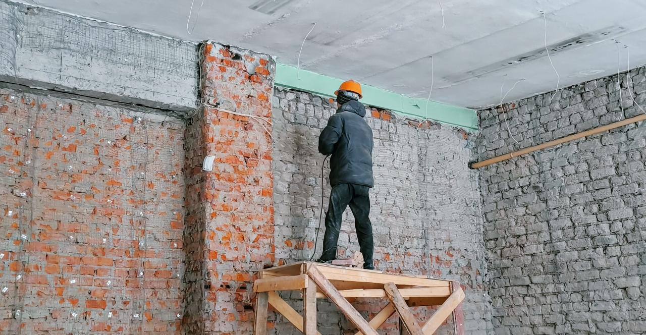 Продолжаются работы по капремонту школы 5 для обучающихся с ОВЗ Строители завершают демонтаж и активно ведут общестроительные и отделочные работы Учебное заведение ждут масштабные преобразования здесь обновят фасад и кровлю заменят инженерные сети и сантехническое оборудование модернизируют системы пожарной безопасности и видеонаблюдения благоустроят прилегающую территорию Ремонт затронет все внутренние помещения школы включая спортивный зал и пищеблок Кроме того благоустроят прилегающую территорию установят новую мебель и современное оборудование Обновлённая школа встретит учеников 1 сентября Работы проводятся в рамках государственной программы Строительство и капитальный ремонт объектов социальной инфраструктуры Московской области в соответствии с задачами нацпроекта Молодёжь и дети строительствощёлково