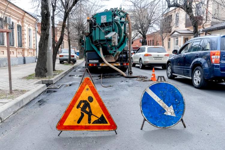 Более 54 млн рублей власти Краснодара выделили на обновление канализации на улице Московской Речь идёт об участке от ул Солнечной до ул Петра Метальникова Информация о конкурсе опубликована на сайте госзакупок Подрядчику предстоит разработать проектную и рабочую документацию а также провести необходимые инженерные изыскания Проект должен включать восстановление дорожного полотна и прилегающей территории Завершить работы необходимо до 31 августа 2026 года а полностью исполнить условия контракта к 17 сентября 2026 года Приём заявок от потенциальных подрядчиков продлится до 22 октября Заказчиком выступает МКУ Краснодар Городская сеть ливневой канализации Фото Кубань Информ Отправить новость Подписаться
