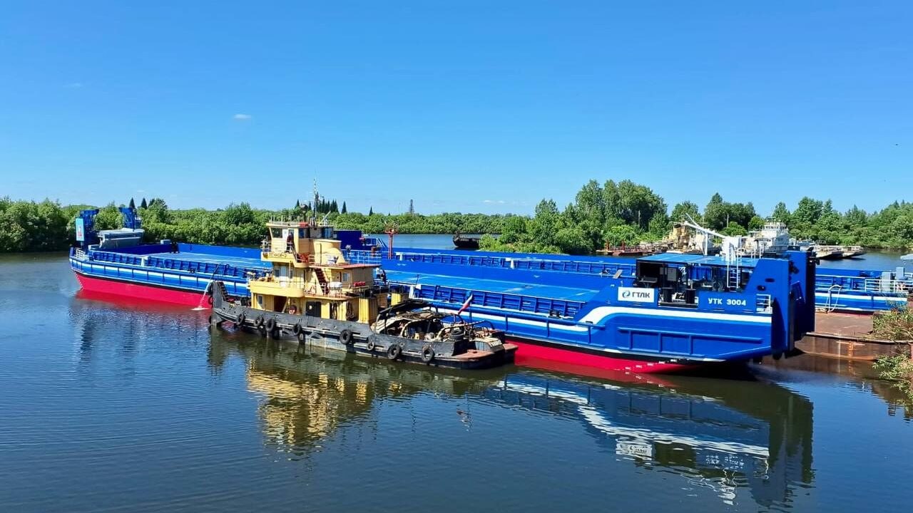 Самусьский ССРЗ передал заказчику две баржи проекта RDB66.68МА ГТЛК подписала акты технической приемки и приема-передачи двух сухогрузных аппарельных барж-площадок проекта RDB66.68МА. Суда построены по заказу компании на Самусьском судостроительно-судоремонтном заводе. Несамоходные баржи подходят для перевозки минерально-строительных грузов, в том числе негабаритных и опасных грузов в заводской таре или контейнерах. Грузоподъемность каждого судна – 2500 тонн. Подписаться на «Медиапалубу»