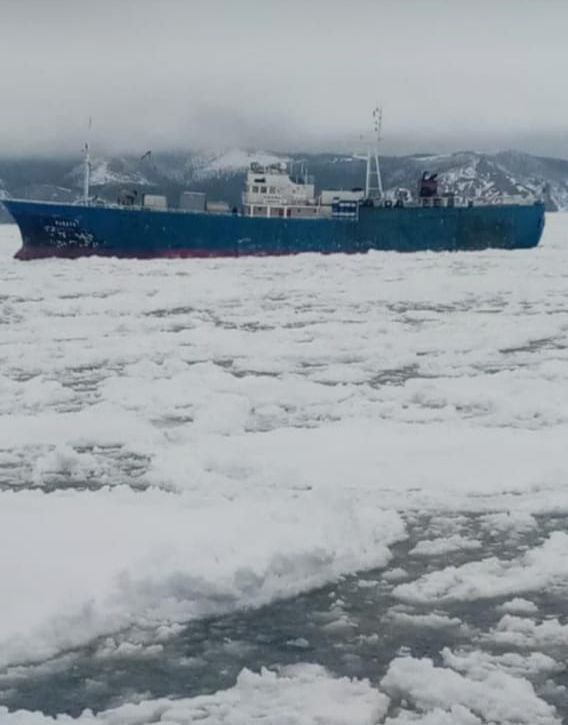Село Аян в Хабаровском крае занесло снегом Пока в Хабаровске бушевал ураганный ветер, в селе Аян выпал снег. Как отмечают старожилы, такого в этих местах они не припомнят. Сообщается, что подобная ситуация наблюдается также в селе Чумикан. До Нелькана снег пока не добрался, однако шквалистый ветер повалил несколько столбов электропередачи, отмечают очевидцы. Источник: Хабаровские авиалинии Будь в курсе событий.