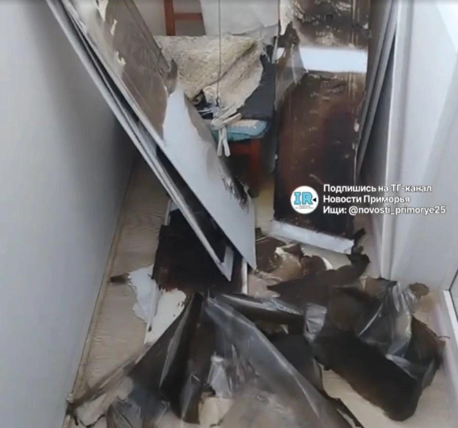На улице Русской 90 во Владивостоке едва не произошел серьезный пожар Фейерверк залетел на балкон из за чего там вспыхнул огонь а последствия неприятного сюрприза владелец квартиры показал в Сети Инцидент произошел в новогоднюю ночь с 31 декабря на 1 января По словам мужчины квартира которого пострадала кто то запустил фейерверк из ракетницы рядом с домом и он пробил обшивку балкона после чего вспыхнул огонь Сотрудники МЧС приехали на место и быстро устранили возгорание благодаря чему удалось избежать серьезного пожара но балкон заметно пострадал на опубликованной записи видны поврежденные огнем и ударом элементы обшивки Пожарные приехали помогли и потушили но теперь у меня бюджет какой будет на ремонт Надо все менять Полностью всю панель с грустью прокомментировал мужчина Фото Новости Приморья Владивостока Подписаться в Telegram новость Подписаться в MAX