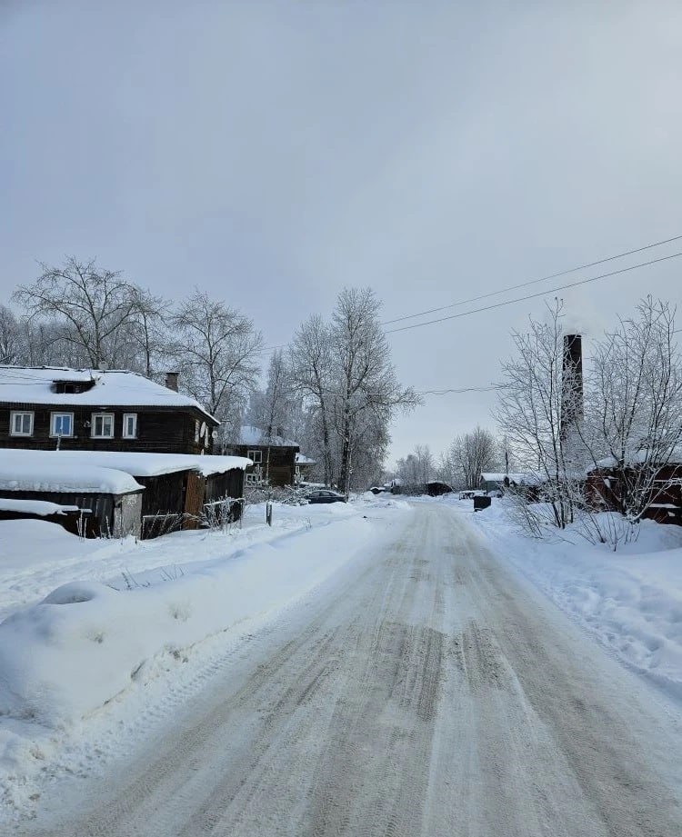 Дмитрий Морев объявил о старте следующего этапа строительства линий освещения в микрорайонах Архангельска Департамент транспорта уже заключил контракт на строительство воздушной линии наружного освещения вдоль проспекта Новый на Левом берегу До 31 августа подрядчик установит там 20 опор и светодиодные светильники мощностью 60 Вт Исторически сложилось что в Архангельске при возведении ряда кварталов и поселков уличное освещение не было предусмотрено Последние 5 лет в областной столице планомерно восполняют эти пробелы выделяя значительное финансирование на строительство дополнительных линий установку опор и подключение светильников Как рассказал глава Архангельска Дмитрий Морев в 2026 году программа будет продолжена кроме Нового проспекта в план включены улица Кучина улица Пограничная квартал в районе улицы Онежской и Плембазы По возможности при внесении изменений в городской бюджет будет учитываться потребность в дополнительных средствах чтобы расширить данный перечень улиц подчеркнул Морев Фото архгорадмин
