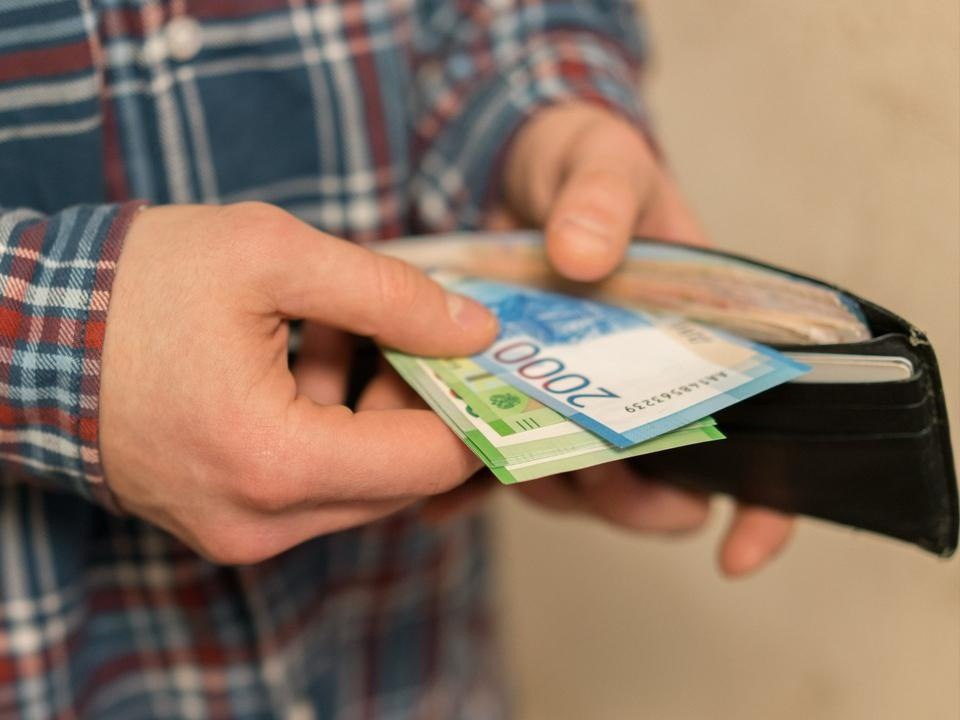 В январе будет всего 15 рабочих дней как рекордно короткий рабочий месяц отразится на зарплатах Для тех кто получает деньги по сдельной системе заработок будет определяться фактическим объемом выполненной работы меньше смен меньше итоговая сумма При этом повышенная оплата в праздничные и выходные остается в силе работа в такие дни оплачивается в двойном размере или компенсируется дополнительным оплачиваемым выходным Для работников с фиксированным окладом снижение количества рабочих дней не повлияет на зарплату положенная выплата останется неизменной независимо от количества выходных