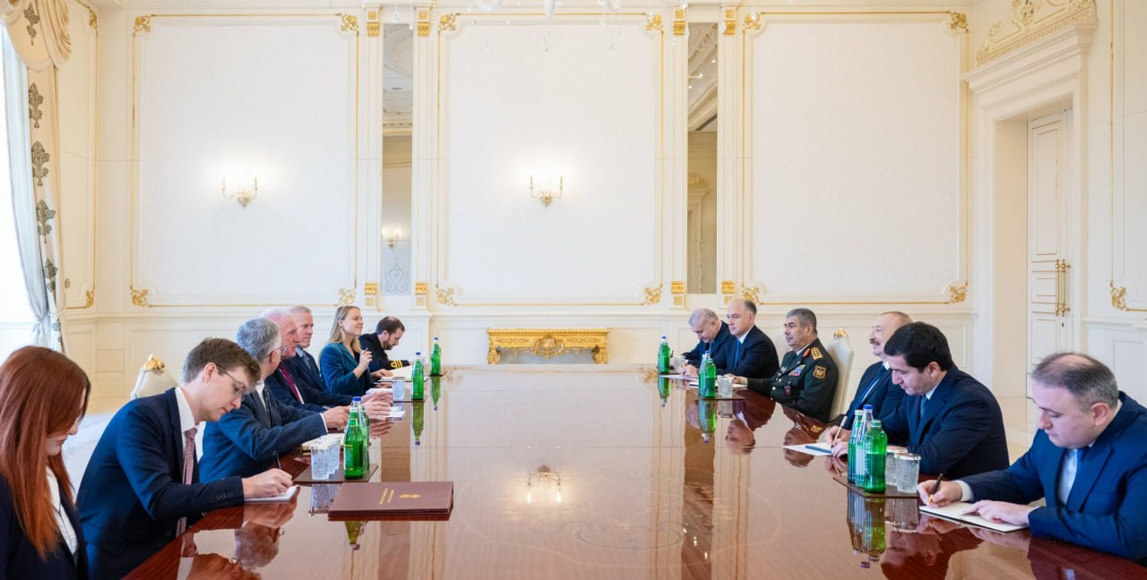 В четверг 4 декабря президент Азербайджана Ильхам Алиев принял госминистра по вопросам обороны Великобритании лорда Вернона Коакера Об этом сообщает пресс служба главы государства Касаясь основанных на дружбе и доверии отношений между нашими странами лорд Вернон Коакер подчеркнул заинтересованность в развитии двусторонних связей в плоскости стратегического партнерства говорится в сообщении Ильхам Алиев отметив богатую историю двусторонних отношений подчеркнул что сотрудничество между Азербайджаном и Великобританией началось в энергетическом секторе и впоследствии охватило многие сферы Подробнее на нашем сайте v aa com tr 3761940 24 7 в сутки с Агентством Анадолу