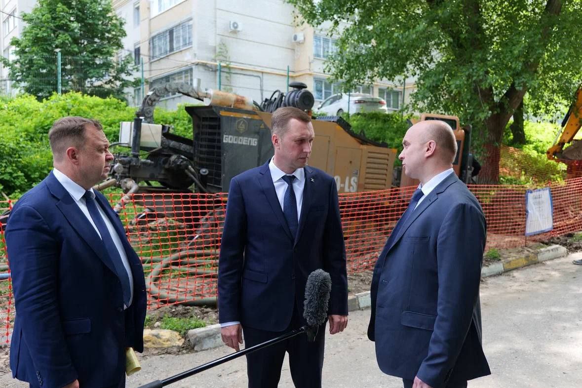 Еще один участок водопровода, который приводится в порядок в рамках масштабной программы, расположен на улице Одесской. Капитального ремонта здесь не было более 30 лет. Из-за порывов без воды периодически остаются не только жители многоквартирных домов, но и 8-я городская больница. Участок непростой. Микрорайон расположен на возвышенности, поэтому вода сюда поступает под давлением. Проведение работ усложняет достаточно плотная жилая застройка. Несмотря на это, важно выдерживать сроки и провести ремонт сетей качественно. Контроль осуществляет специально созданная комиссия. Всего в рамках программы в этом году будет отремонтировано и заменено более 30 км сетей водоснабжения и водоотведения. На следующей неделе начнутся работы на улице им. Максима Горького. Параллельно завозят материалы на Зарубина и Шелковичную.