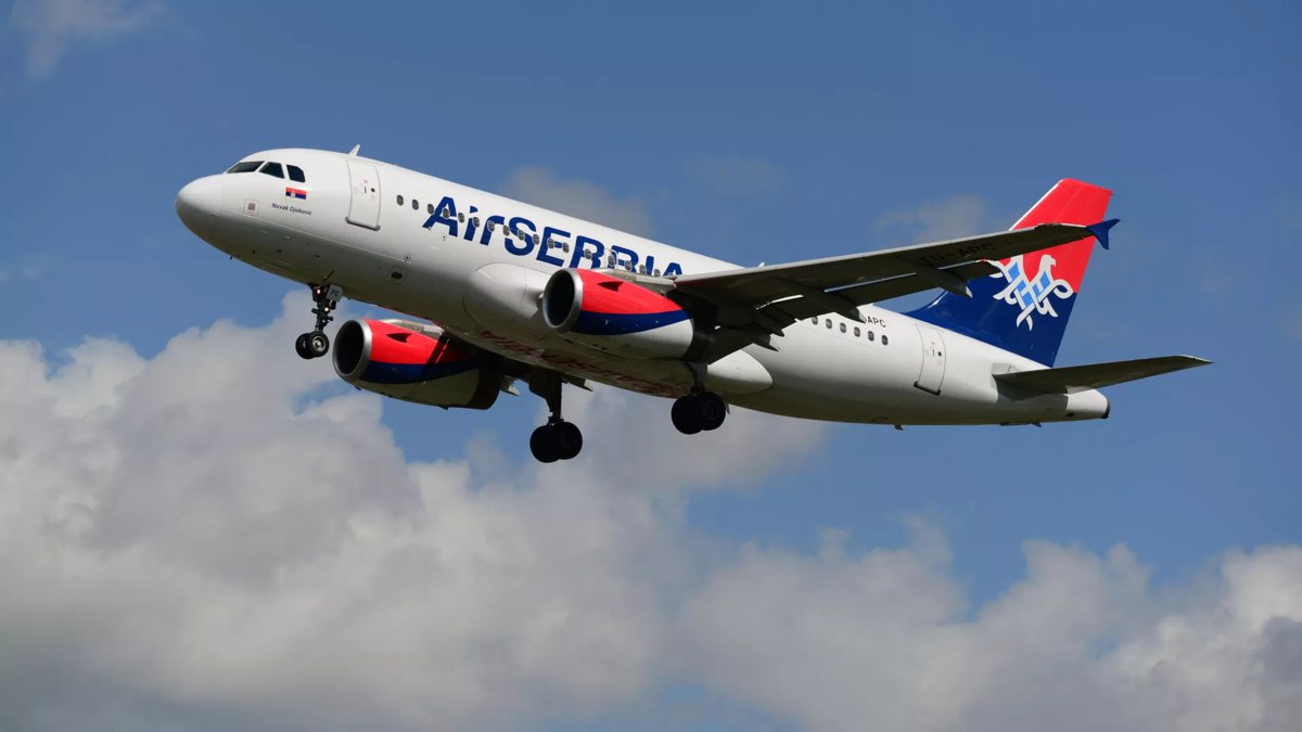 airBaltic будет выполнять рейсы для Air Serbia С 1 ноября airBaltic начнёт выполнять рейсы от имени Air Serbia на самолётах Airbus A220 300 вместимостью 148 пассажиров В зимнем сезоне сербы будут использовать два самолёта airBaltic а летом уже четыре Контракт заключён на два года В компании уточнили что лайнеры будут летать только по направлениям в Северной и Южной Европе без рейсов в Россию и Беларусь а также без пролётов через их территорию Авиакомпании сотрудничают с 2015 года выполняя совместные рейсы с общими кодами В 2024 году airBaltic зафиксировала убыток в 118 2 млн евро но при этом увеличила оборот почти на 12 до 747 6 млн евро В августе к акционерам присоединилась Lufthansa получив 10 акций латвийской авиакомпании