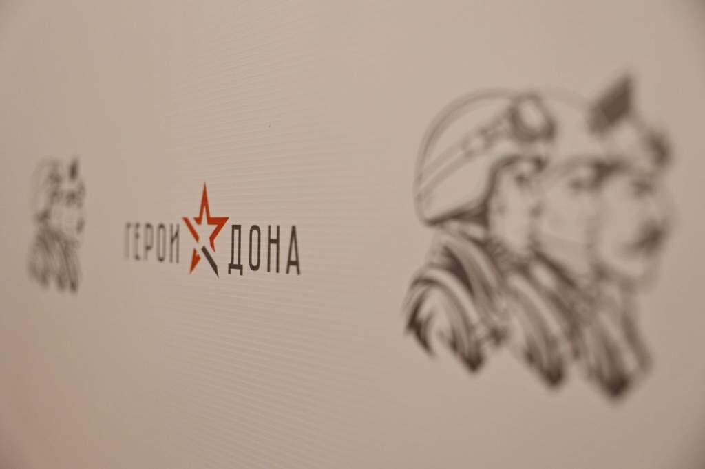 В Ростовской области готовят образовательные программы для участников регионального проекта «Герои Дона» Об их особенностях рассказал руководитель дирекции «Центра развития компетенций государственных и муниципальных служащих» филиала РАНХиГС Денис Корсунов. Он отметил, что в одном из модулей будет уделено внимание истории российской государственности, принципам деятельности органов власти и традициям взаимоотношений различных социальных слоев. В процессе обучения участники программы также посетят экскурсии по важным историческим местам. Напомним, «Герои Дона» – это региональное продолжение президентского проекта «Время героев». Общественный совет программы возглавляет врио губернатора Ростовской области Юрий Слюсарь. -то на Ростовском