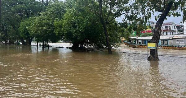 Хюэ на грани исторического наводнения Сильные дожди до 995 мм в Намдонге и 432 мм в Фуокнине стремительно поднимают уровень рек Хыонг и Вузя угрожая превзойти исторические максимумы Наводнения охватят Хюэ и Дананг а также создадут риск ливней и оползней от Южного Куангчи до Зялая ливни наводнения Хюэ