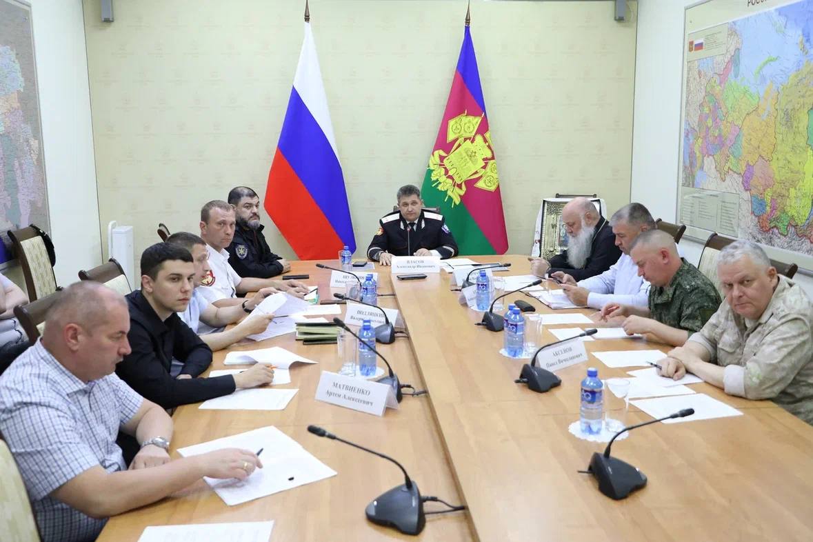 В администрации Краснодарского края обсудили вопросы несения казаками государственной службы Совещание прошло под председательством вице-губернатора, атамана Кубанского казачьего войска Александра Власова. – Кубанские казаки принимают активное участие в специальной военной операции, выполнении боевых задач на передовой. Однако у нас есть и повседневная деятельность, регламентированная Стратегией государственной политики в отношении российского казачества, которой определяются целевые показатели. Отбор и прием казаков в мобилизационный людской резерв лучше выстроен у Майкопского и Таманского отделов. В весенний призыв к отправке в ряды Вооруженных сил запланировали 360 казаков, из них уже 113 направили в войска. Также свыше полутора тысяч казаков задействованы в охране общественного порядка, – отметил Александр Власов.