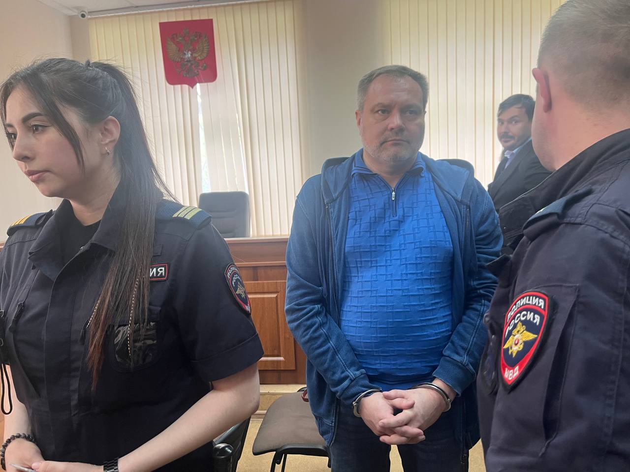 Мэра Дегтярска, пойманного на взятке при ремонте водопровода, приговорили к 10 годам колонии К 10 годам колонии строгого режима суд приговорил мэра Дегтярска Вадима Пильникова с лишением работать во власти на 7 лет. Суд признал его виновным в получении взятки в крупном и особо крупном размерах. Вину Пильников признал. Суд арестовал его, а вместе с ним и заместителя — Андрея Ильина по обвинению в превышении должностных полномочий. Ильин курировал ремонт водопровода. Пильников подписал акты о приемке работ, хотя они не были выполнены до конца. За это он получил от Ильина Audi Q6. Потом суд смягчил меру пресечения Ильину и отправил его под домашний арест. Тот заключил сделку со следствием и дал показания на шефа. Ремонт водопровода проводился под контролем свердловского министра энергетики и ЖКХ Николая Смирнова, позже задержанного, а потом арестованного по делу о коррупции. Пильников дал показания на Смирнова, которого суд арестовал за взятку. Тот ушел с поста министра за несколько дней до задержания.