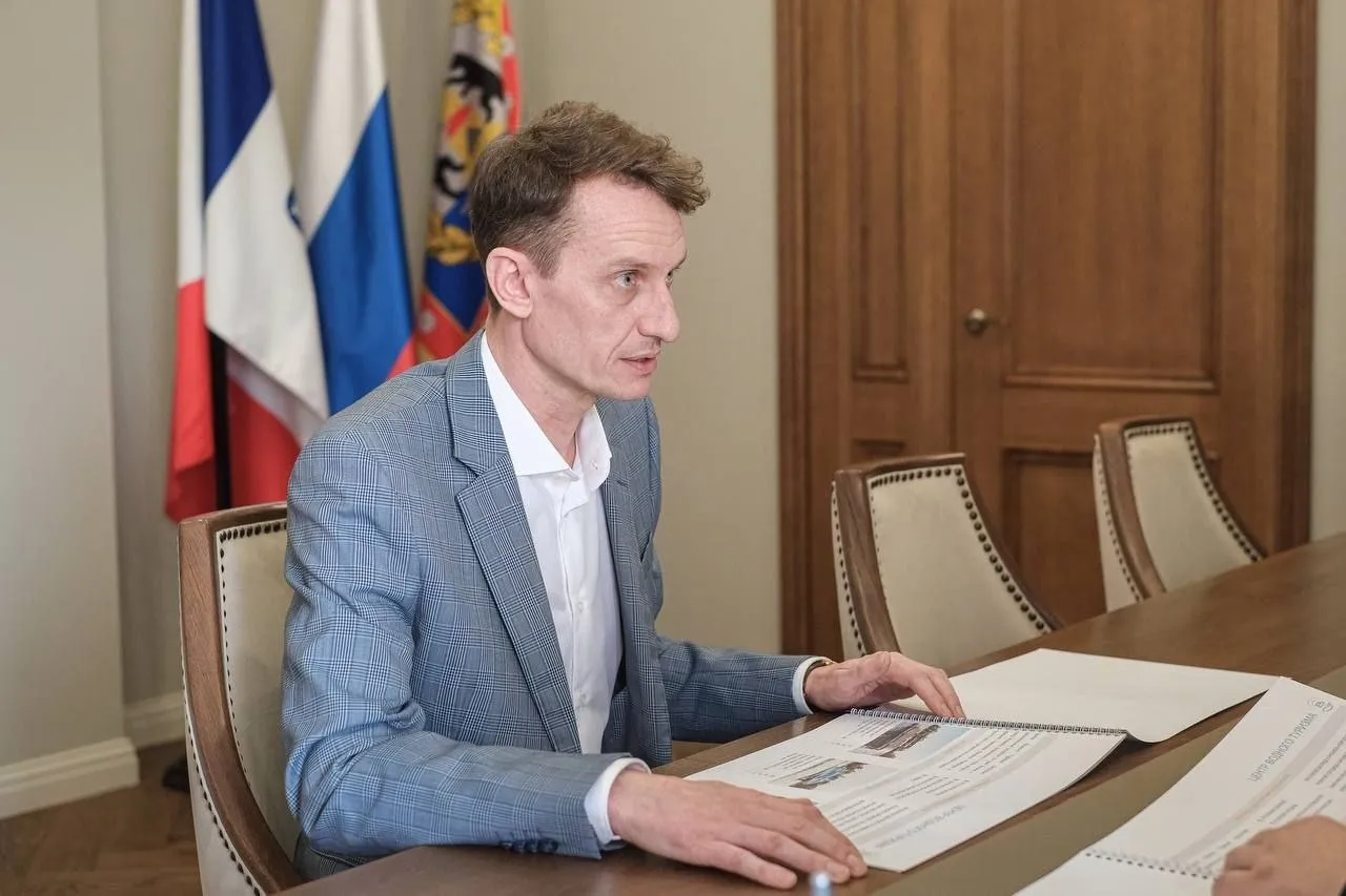 Инвестор Сергей Королёв прорабатывает возможность запуска экомаршрута от Взвада до Старой Руссы Планируется что он станет альтернативным водным маршрутом Сейчас от рыбацкой деревни до Руссы можно добраться только на автобусе Его расписание синхронизировано со временем прибытия Восхода В 2023 году спустя 30 лет возобновили водное сообщение по пригородному маршруту Великий Новгород Взвад За это время по воде проехали около 20 тысяч человек Предложение инвестора позволит рыбацкой деревне стать настоящим центром притяжения для жителей региона и туристов Также планируется установка дополнительных причалов в Великом Новгороде Это необходимо для создания новых туристических маршрутов Губернатор Александр Дронов поддержал идею