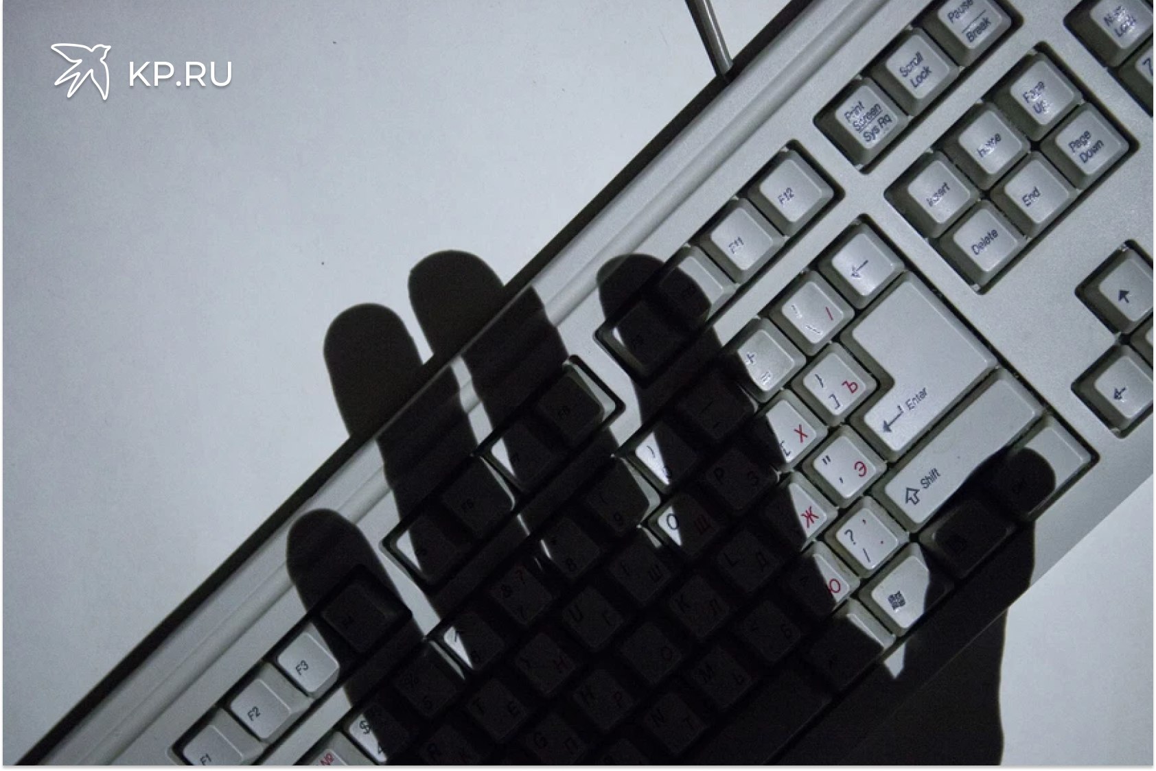 Воронежцев предупредили о мошенниках по поиску пропавших на СВО Жителям Воронежской области чьи близкие являются военнослужащими на СВО рекомендовано проявлять повышенную бдительность в интернете Как сообщают в телеграм канале управления по организации борьбы с противоправным использованием информационно коммуникационных технологий МВД России в мессенджерах и социальных сетях активизировались аферисты которые используют психологическое давление на семьи военных для хищения денежных средств Их схема основана на создании фиктивных групп и чатов якобы предназначенных для помощи в поиске пропавших без вести Преступники играют на чувствах родственников для которых отсутствие связи с военнослужащим является тяжелым испытанием Настоящая цель таких групп не помощь а хищение денег и получение конфиденциальных данных в том числе посредством распространения вредоносного программного обеспечения предупреждают правоохранители Специалисты по кибербезопасности настоятельно рекомендуют не доверять личную информацию сомнительным каналам и не переходить по поступающим оттуда ссылкам Единственно верным путем в тревожной ситуации остается обращение в официальные инстанции и уполномоченные государственные органы