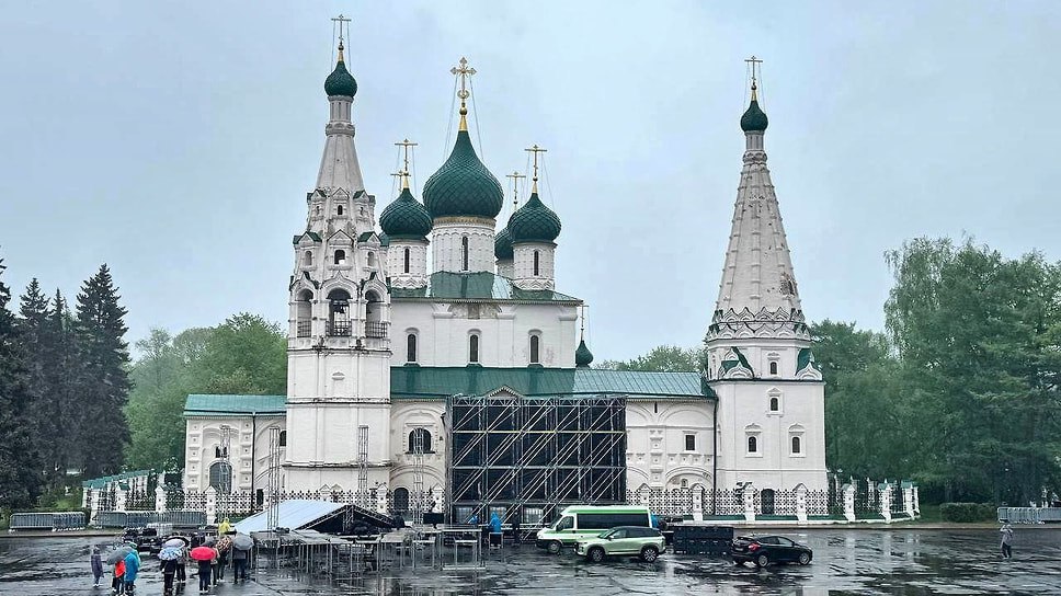 В Ярославле 19 мая на Советской площади откроют фан-зону для просмотра выездного матча ХК «Локомотив» с «Трактором». Трансляция начнется в 17:00 и пройдет при любой погоде. На площади устанавливают большой экран, сцену и закрытые трибуны на 400 человек. Перед матчем и в перерывах запланирована развлекательная программа. Фан-зоны также работают на территории Вознесенских казарм и на «Арене-2000». «Трансляция состоится при любой погоде» — Михаил Евраев, губернатор Ярославской области. Фото: Пресс-служба правительства Ярославской области Еще больше новостей — в Telegram-канале «Ъ-Ярославль»