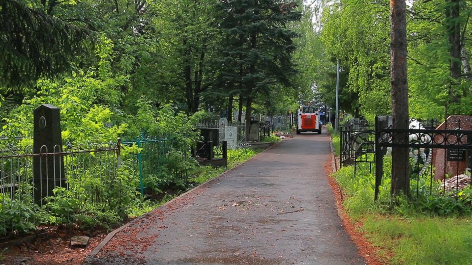 В Уфе автобусы высаживают пассажиров на дороге из-за торговых палаток с траурными венками   Речь идет об остановке напротив Южного кладбища. По словам горожан, автобусы перестали доезжать до «конечки», высаживая пассажиров прямо на дороге. Уфимцам приходится пешком добираться до кладбища, пересекая оживленную проезжую часть. В управление транспорта и связи города ситуацию объяснили тем, что остановка практически полностью обставлена торговыми палатками с траурными венками. Из-за этого автобусы не могут развернуться.  «Работы по переустройству разворотного кольца и установке нового остановочного пункта учтены и включены в перечень необходимых мероприятий. Работы будут выполнены при выделении дополнительного финансирования», — уточнили в администрации.