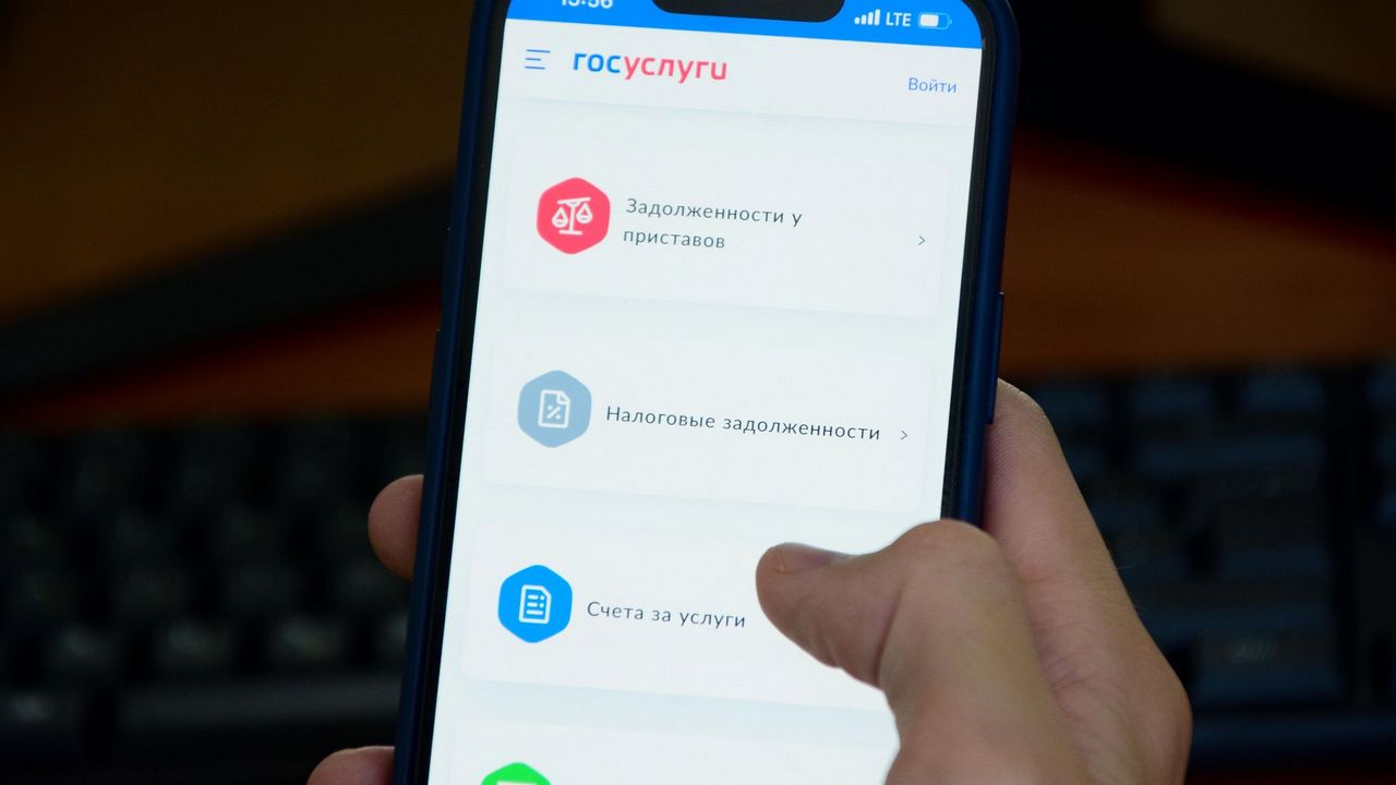Самозапрет на кредиты в Челябинской области установили более 250 тыс. человек Более 250 тысяч южноуральцев установили самозапрет на кредиты. Сегодня такую статистику озвучило объединенное кредитное бюро. В топе 10 регионов по количеству установленных самозапретов Челябинская область заняла 8 место, в регионе зарегистрировали чуть больше 250 тысяч самозаретов. В лидерах – Московская область и Санкт-Петербург: там ограничениями по оформлению кредитов воспользовались без малого 700 тысяч и 478 тысяч человек соответственно. Подавляющее большинство россиян выбирают формат полного запрета на кредиты. Чаще всего к процедуре прибегают граждане в возрасте 35-45 лет, на их долю приходится больше 20% от общего количества установленных самозапретов. Напомним, что закон о самозапрете на заключение договоров потребительских кредитов начал действовать в России с 1 марта 2025 года. Вести Южный Урал Челябинск