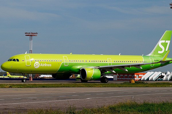 Самолет S7 Airlines приземлился в Новосибирске из-за плохого самочувствия пассажира  Самолет авиакомпании "Сибирь"  S7 Airlines , летевший из Читы в Москву, совершил вынужденную посадку в пятницу в Новосибирске из-за плохого самочувствия пассажира. Об этом сообщает "Интерфакс" со ссылкой на данные пресс-службы новосибирского аэропорта Толмачево.  "Посадка прошла штатно, пассажиру оказывают медпомощь", – сообщили в пресс-службе.  Остальные пассажиры салон не покидали, после дозаправки самолет продолжит полет в пункт назначения, уточнили в пресс-службе.  aviaru.net/n276409