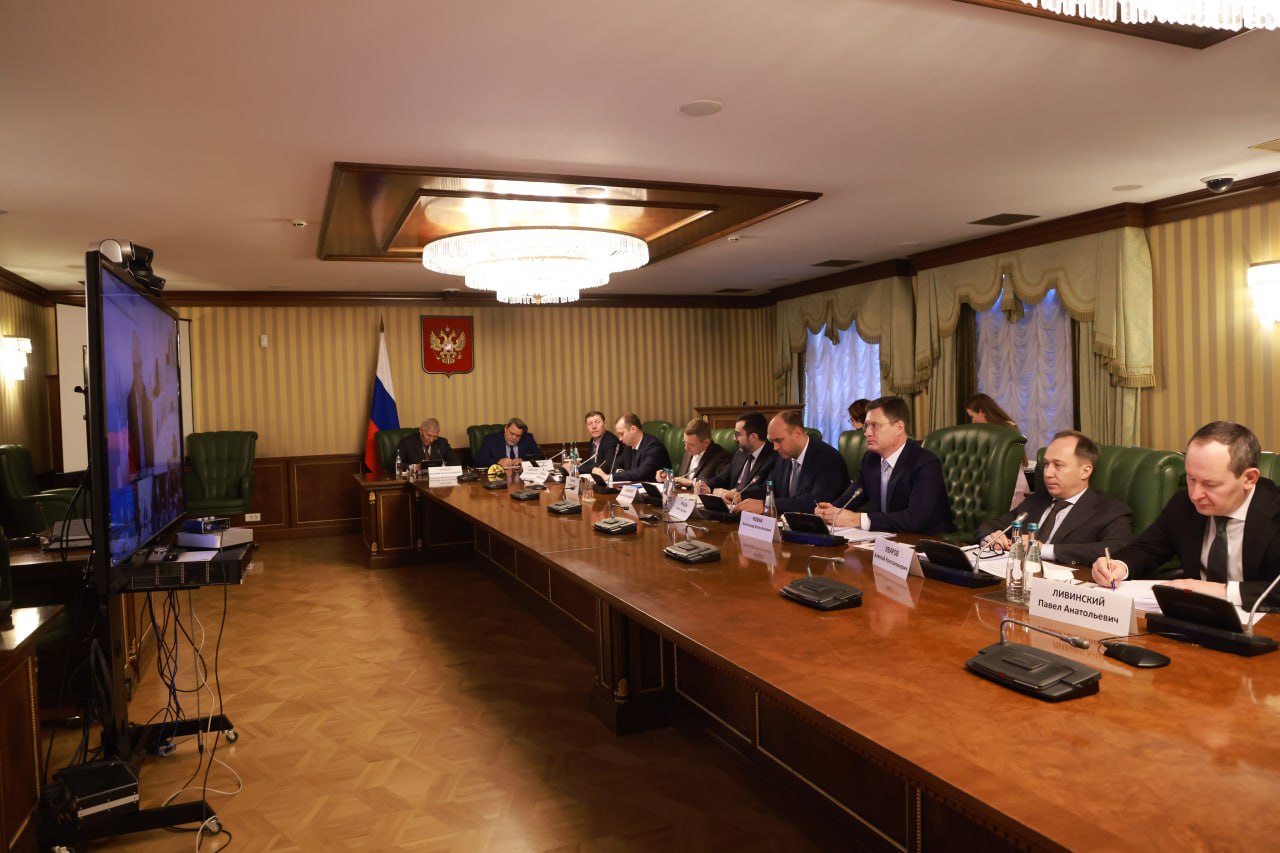 Александр Новак провел заседание штаба по ситуации на рынке нефтепродуктов На заседании обсудили актуальную ситуацию на топливном рынке рассмотрели баланс спроса и предложения вопросы логистики и доступности топлива для потребителей Главное Нефтяные компании выполняют рекомендации Минэнерго по поставкам автомобильного топлива Производители соблюдают баланс поставок оптимизируют логистику увеличивают производство дизельного топлива и бензина выполняя взятые на себя обязательства Отмечается динамика на снижение цен на топливо в сегменте мелкого опта Сельхозпроизводителям предоставляются необходимые объемы топлива ФАС продолжает контроль участников рынка на предмет нарушения антимонопольного законодательства Александр Новак поручил профильным ведомствам продолжить мониторинг ситуации на рынке нефтепродуктов чтобы оперативно реагировать на возникающие изменения а также продолжать работу для обеспечения потребностей внутреннего спроса и соблюдения баланса цен в розничном сегменте Подписаться на Правительство России в MAX