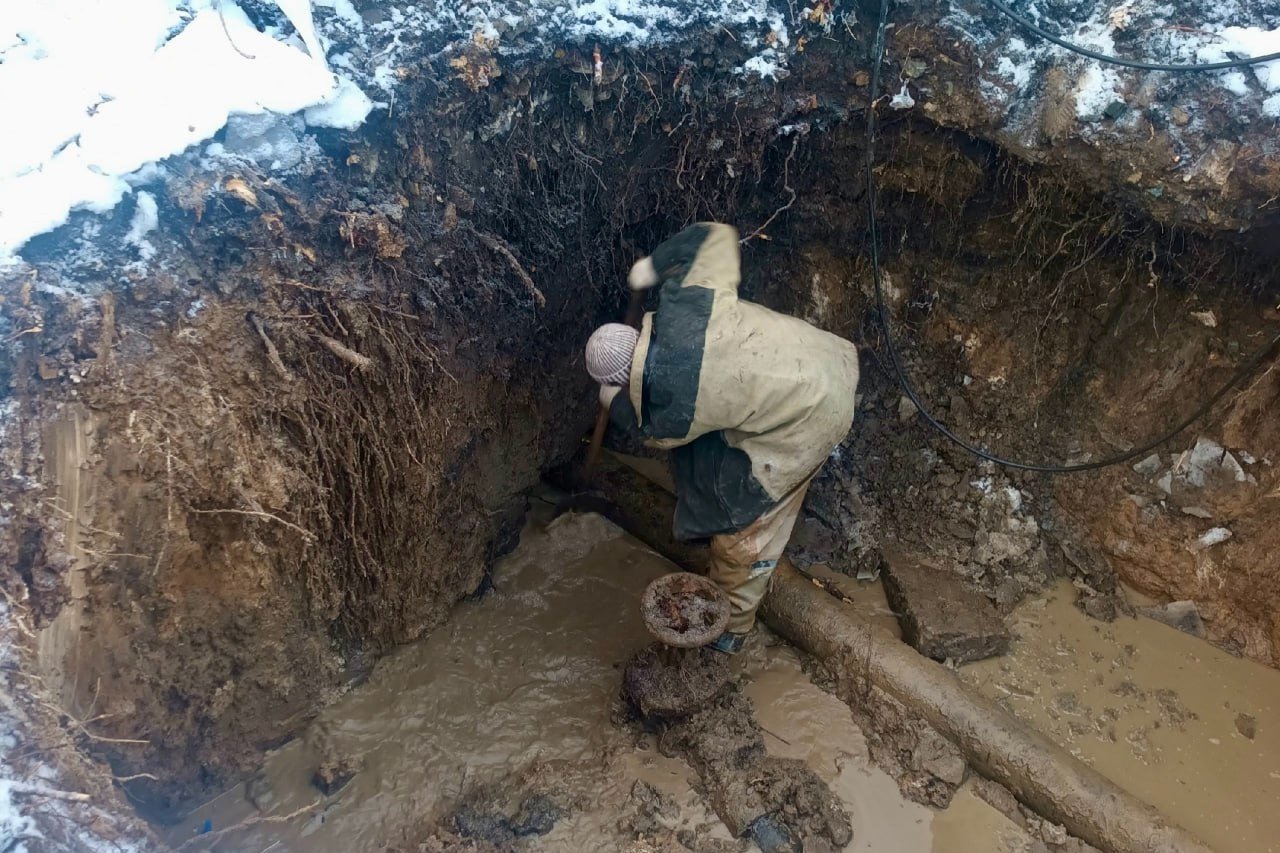 Коркино и Роза полностью остались без водоснабжения из-за коммунальной аварии  Жители города Коркино и поселка Розы в Челябинской области остались без воды из-за серьезной коммунальной аварии. На устранение неисправности понадобится день.  Как сообщили в администрации Коркинского округа, на магистральном водоводе, проложенном под жилым домом №21 по улице Мира, произошел порыв. Ремонт под зданием невозможен, поэтому 9 марта запланирована масштабная замена участка сети.  — Планируется проложить новую сеть и исключить участок водовода из работы. При этом необходимо произвести отключение воды, так как требуется сбросить давление и воду из системы, — объяснили власти муниципалитета.  Завершить все работы планируется до 17 часов. После подачи воды возможно локальное снижение давления воды в домах на улицах Цвиллинга, Маслова, 9 Января и на проспекте Горняков. Полностью система водоснабжения начнет функционировать с 10 марта.