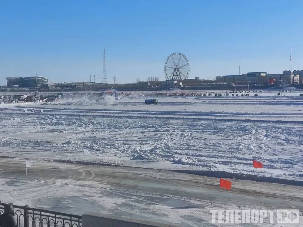 Журналисты из Приамурья хотят пригласить Путина на уникальный фестиваль Спортивное мероприятие с международным статусом пройдет на реке Амур Сегодня 19 декабря в эти минуты президент России проводит традиционную Прямую линию Перед началом программы Итоги года с Владимиром Путиным журналисты из Амурской области озвучили свой вопрос для главы государства Журналисты АОТВ отметили что Благовещенск единственный административный центр который стоит на государственной границе и планируют задать вопрос про безвизовый режим с Китаем В Амурской области мы активно развиваем партнерство с Китаем и это касается не только туризма По поручению президента России Благовещенск становится центром российско китайского делового сотрудничества Для Приамурья введение безвизового режима имеет важнейшее значение По итогам прошлого года мы вошли в число лидеров по приему китайских туристов С начала этого года Амурскую область уже посетили более 250 тысяч китайских граждан написал в своем Telegram канале Василий Орлов Гуманитарные и экономические связи Амурской области и Китая укрепляются Вместе они проводят ярмарки спортивные фестивали гастрономические праздники В этом году впервые прошел забег по международному мосту через Амур а в следующем году планируют провести большую Золотую неделю зимних мероприятий Журналисты из Амурской области которые сегодня работают на Прямой линии президента планируют пригласить Владимира Владимировича Путина на уникальное мероприятие международный фестиваль зимних видов спорта который пройдет на пограничной реке Амур А также передали ему в качестве сувенира символы нашего фестиваля двух мишек рассказал Василий Орлов ТЕЛЕПОРТ РФ здесь все об Амурской области Мы в МАХ Написать нам