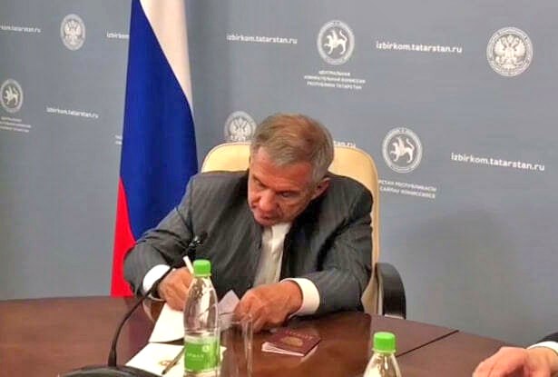 Рустам Минниханов подал в ЦИК РТ документы для регистрации кандидатом на выборах Раиса РТ В Центральную избирательную комиссию РТ сегодня поступили документы от Рустама Минниханова для регистрации в качестве кандидата на должность Раиса республики. Об этом сообщил председатель ЦИК РТ Андрей Кондратьев на брифинге в «Точке выбора» в Казани. «Избирательная кампания вошла в новый этап – начался приём документов на регистрацию кандидатов на должность Раиса республики», – рассказал он. Кандидатуру Минниханова выдвинуло региональное отделение партии «Единая Россия», напомнил глава Центризбиркома. «В соответствии с нормами избирательного законодательства Рустам Минниханов представил помимо личных документов, листы поддержки кандидата с подписями муниципальных депутатов», – отметил он. По словам Кондратьева, документы направлены на проверку. Срок подачи документов на регистрацию завершится 30 июля. Все выдвинувшиеся кандидаты обязаны представить в ЦИК РТ полный комплект документов, включая листы поддержки с подписями муниципальных депутатов, а также сведения о трёх кандидатурах о наделении полномочиями члена Совета Федерации. В случае избрания кандидата одна из кандидатур будет назначена на должность сенатора. Всего документы о выдвижении в ЦИК РТ подали четыре человека. Помимо Минниханова это Руслан Юсупов от ЛДПР, Хафиз Миргалимов от КПРФ, Виталий Смирнов от «Российской партии пенсионеров за социальную справедливость В Татарстане 14 сентября пройдут выборы Раиса РТ, а также дополнительные выборы депутата Государственного Совета РТ по Мелекесскому избирательному округу город Набережные Челны , и выборы депутатов представительных органов местного самоуправления.