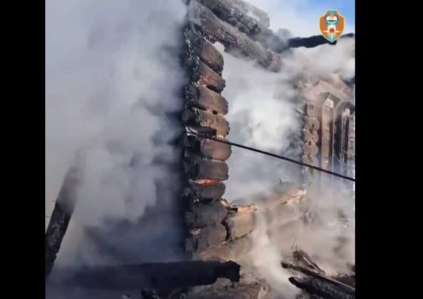 В Бурятии на пожаре погиб 68 летний мужчина Вчера днем на станции Кижа Заиграевского района Бурятии вспыхнул двухквартирный дом На тушение выдвинулся личный состав 17 го Заиграевского отряда ГПС РБ В ходе разбора конструкций пожарные обнаружили тело 68 летнего мужчины Предварительно возгорание произошло из за нарушения правил пожарной безопасности при эксплуатации печного отопления