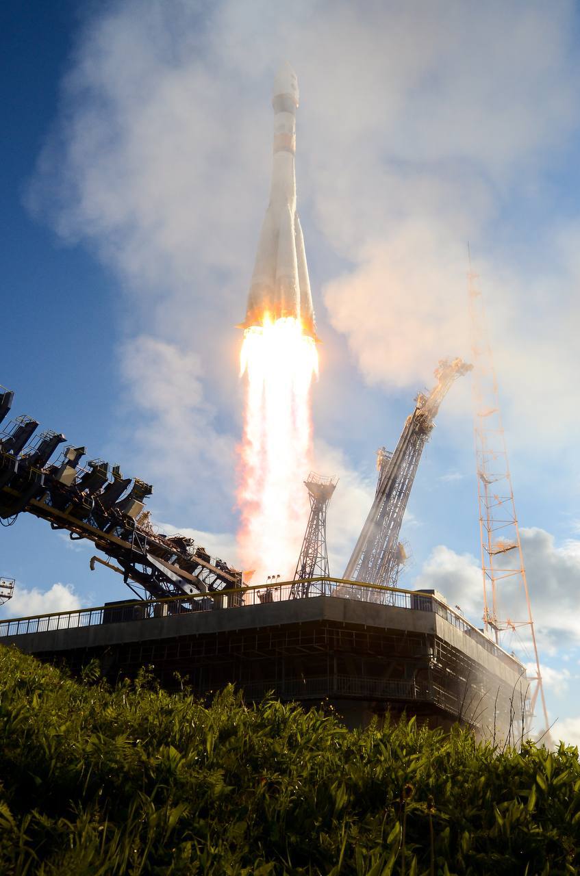 «Космос-2505»: последний спутник с капсульной доставкой снимков  Десять лет назад ракета среднего класса «Союз-2.1а» с космическим аппаратом, которому позже присвоили имя «Космос-2505», была запущена с космодрома Плесецк. Этим запуском был выведен на орбиту последний из спутников советской, а затем и российской видовой разведки семейства «Янтарь».  Эти космические аппараты несли на борту прецизионную оптику, позволявшую фиксировать на фотоплёнке детали земной поверхности размером до 30 см. Отснятые снимки доставлялись на Землю в двух специальных капсулах, а также в третьей капсуле, доставляемой на Землю при сходе аппаратов с орбиты. Более современные аппараты уже передают данные при помощи радиоканала.  Фото: Космические войска РФ