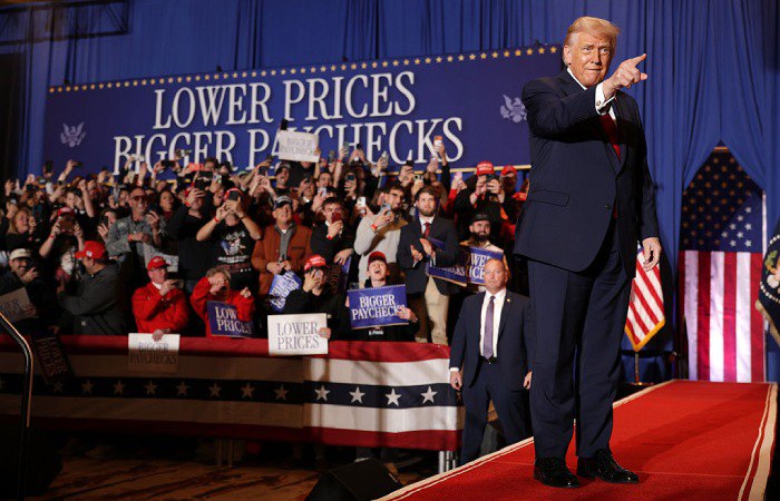 Трамп назвал пошлины своим любимым словом Президент США Дональд Трамп выступая в Маунт Поконо штат Пенсильвания с речью об экономике подчеркнул важность масштабных пошлин введенных им в отношении зарубежных стран Мое любимое слово пошлины заявил Трамп добавив что любит его больше чем любые другие в словаре Американский лидер пояснил что именно введенные им пошлины приносят сотни миллиардов долларов позже уточнив что речь идет о триллионах долларов Фото Alex Wong Getty Images interfaxonline